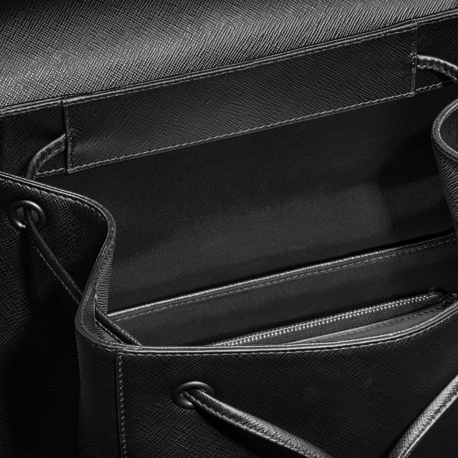 Medium Ryggsekk i Sartorial-skinn, Svart
